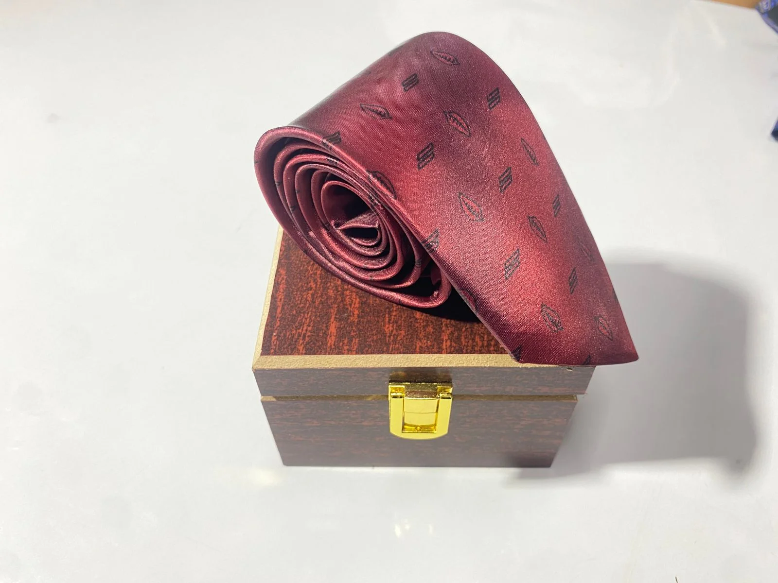 Polyester elvertini close tie